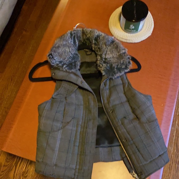 GUESS PLAID PUFFER VEST - Picture 3 of 11